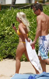 Britney Spears sexy yellow bikini in Hawaii