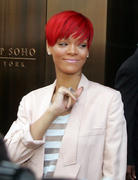 th_32627_RihannaleavestheTrumpSohohotelinNY11.8.2010_25_122_179lo.jpg
