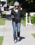 th_61166_Celebutopia-Jessica_Biel_walks_to_a_book_store_and_a_market_to_buy_some_food_in_Los_Angeles-12_122_254lo.jpg