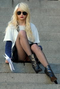 Taylor Momsen Gossip Girl sexy legs upskirt