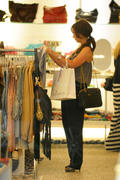 http://img250.imagevenue.com/loc593/th_682264559_JLH_shopping_at_various_clothing_boutiques7_122_593lo.jpg