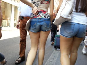 2 Sexy 18 Year Old Italianas On The Street-c1la8q6dnc.jpg