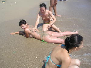 Three-topless-cousins-playing-at-the-beach-x42-k3ihd7h44f.jpg