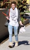 http://img250.imagevenue.com/loc435/th_55713_Hilary_Duff_buys_beauty_supplies_in_Burbank-009_122_435lo.JPG