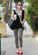 http://img250.imagevenue.com/loc542/th_74537_Hilary_Duff_heads_into_a_medical_building9_122_542lo.jpg